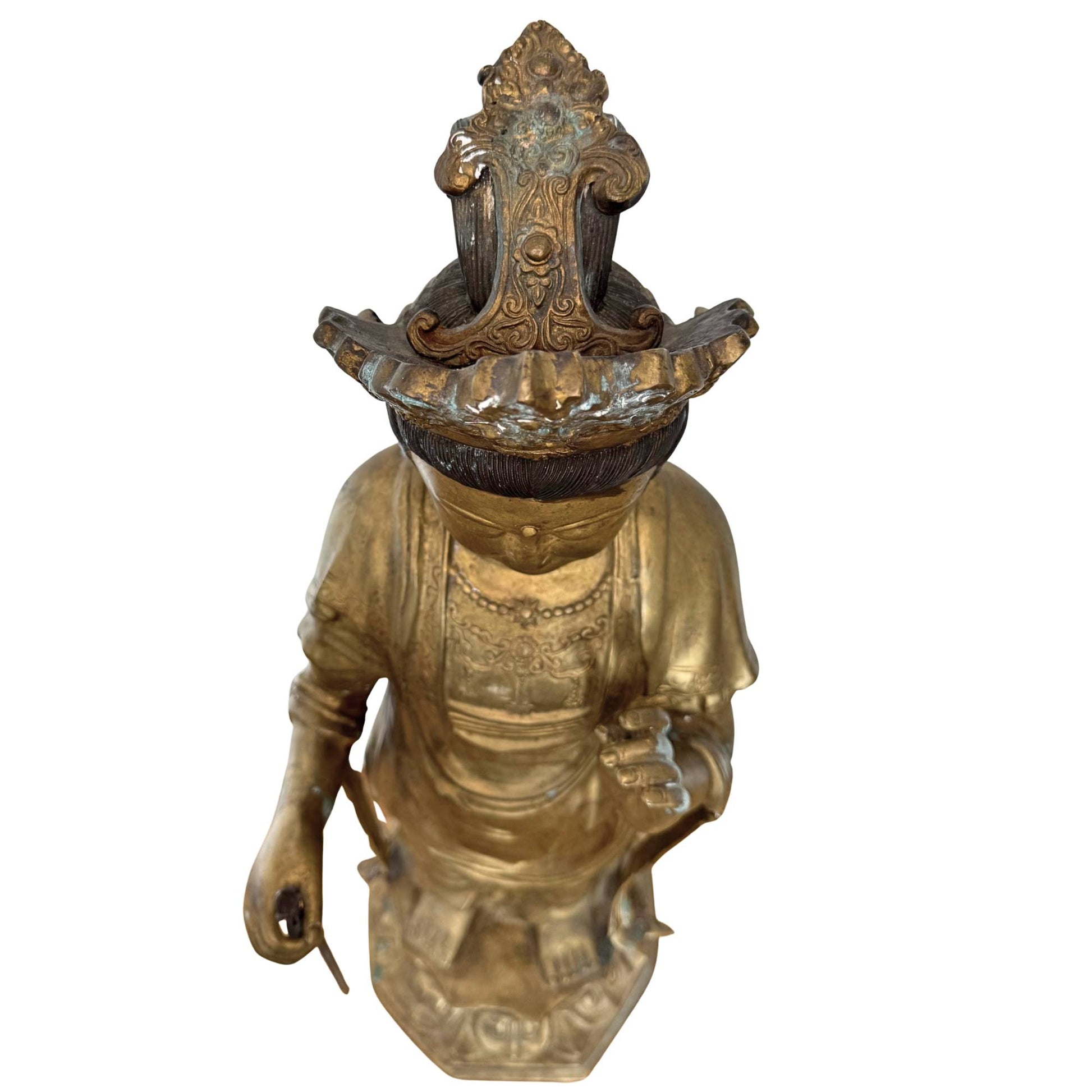 Hauptmotiv: Monumentale 113 cm große japanische Sho Kannon aus der Edo-Zeit (17. Jahrhundert) in einer dunklen Galerieumgebung mit dramatischer Beleuchtung, die ihre außergewöhnliche meisterhafte Präsenz zur Geltung bringt.