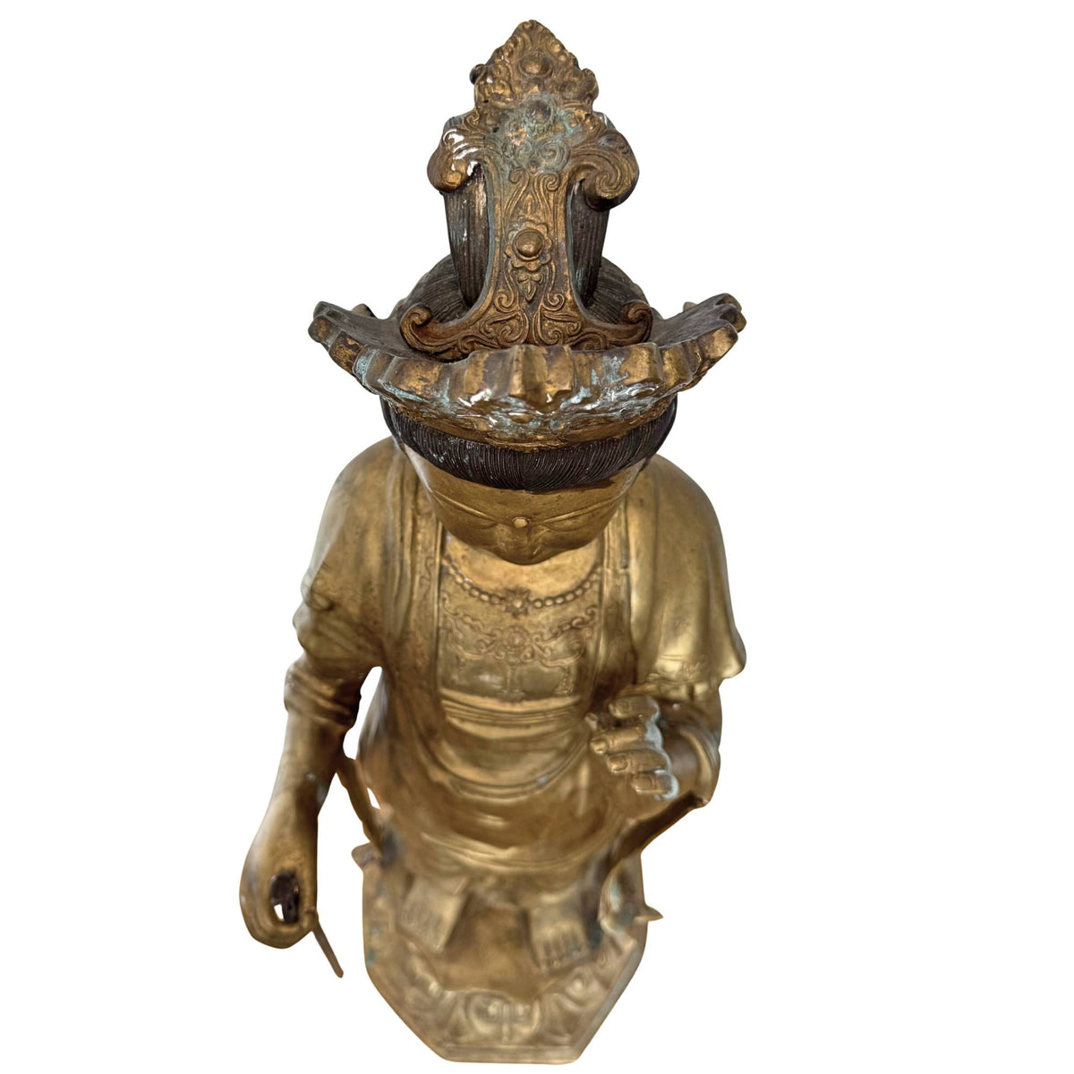 Hero Shot: Monumentale 113 cm japanische Sho‑Kannon, Edo‑Periode (17. Jahrhundert), in einer dunklen Galerie‑Umgebung mit dramatischer Beleuchtung, die seine außergewöhnliche Meisterwerk‑Präsenz betont.