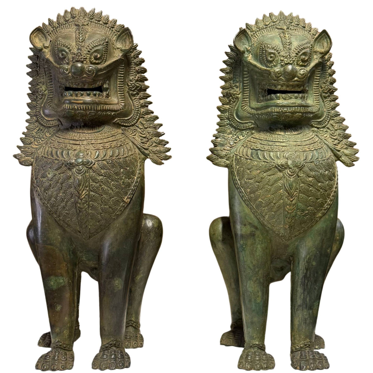 Einige monumentale Singha-Tempelstatuen aus sehr alter Bronze zum Schutz des Hauses