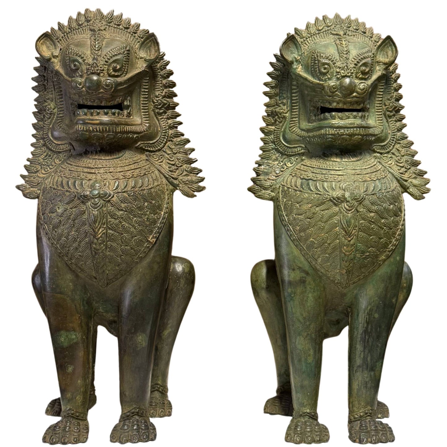Ein Paar monumentaler Singha-Tempellöwen aus sehr alter Bronze zum Schutz des Hauses