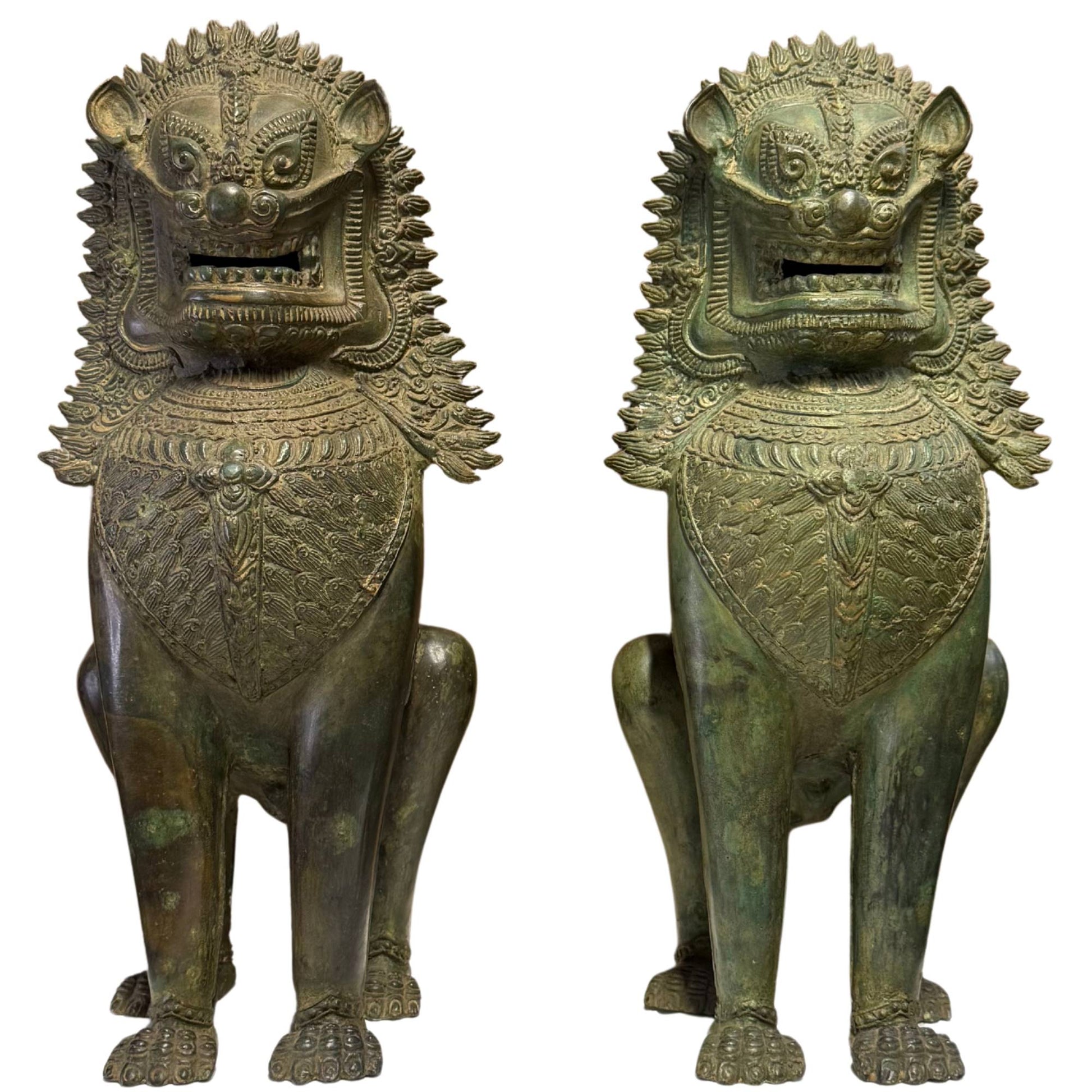Ein Paar monumentaler Singha-Tempellöwen aus sehr alter Bronze zum Schutz des Hauses
