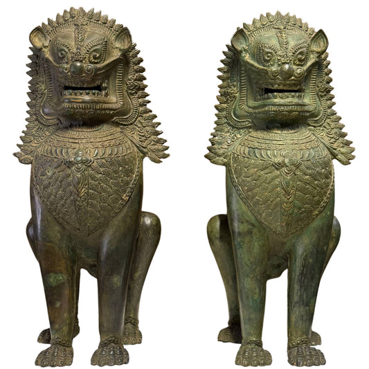 Ein Paar monumentaler Singha-Tempellöwen aus sehr alter Bronze zum Schutz des Hauses