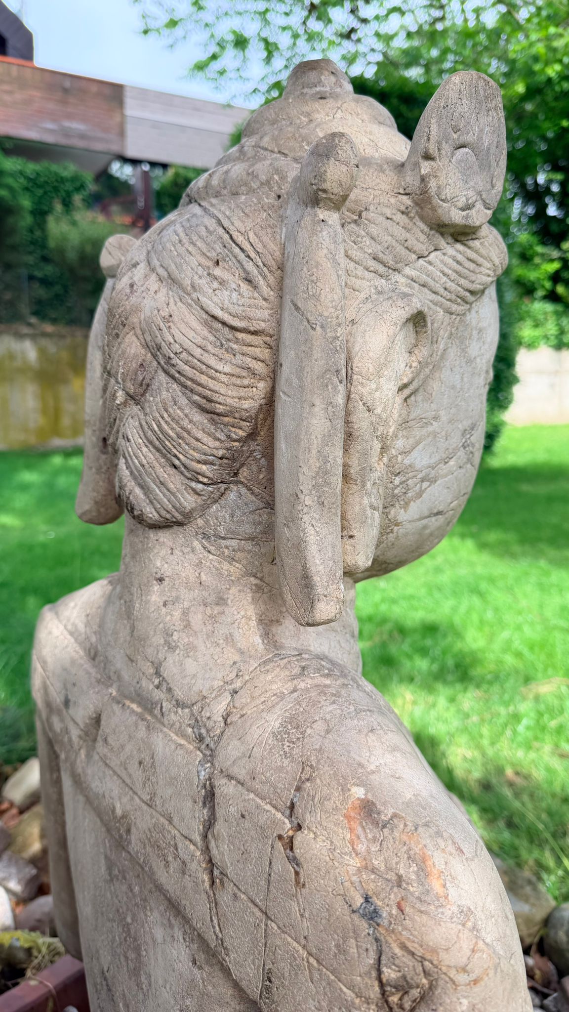 Monumentale indonesische Tempelfigur mit jahrhundertealter Steinstruktur