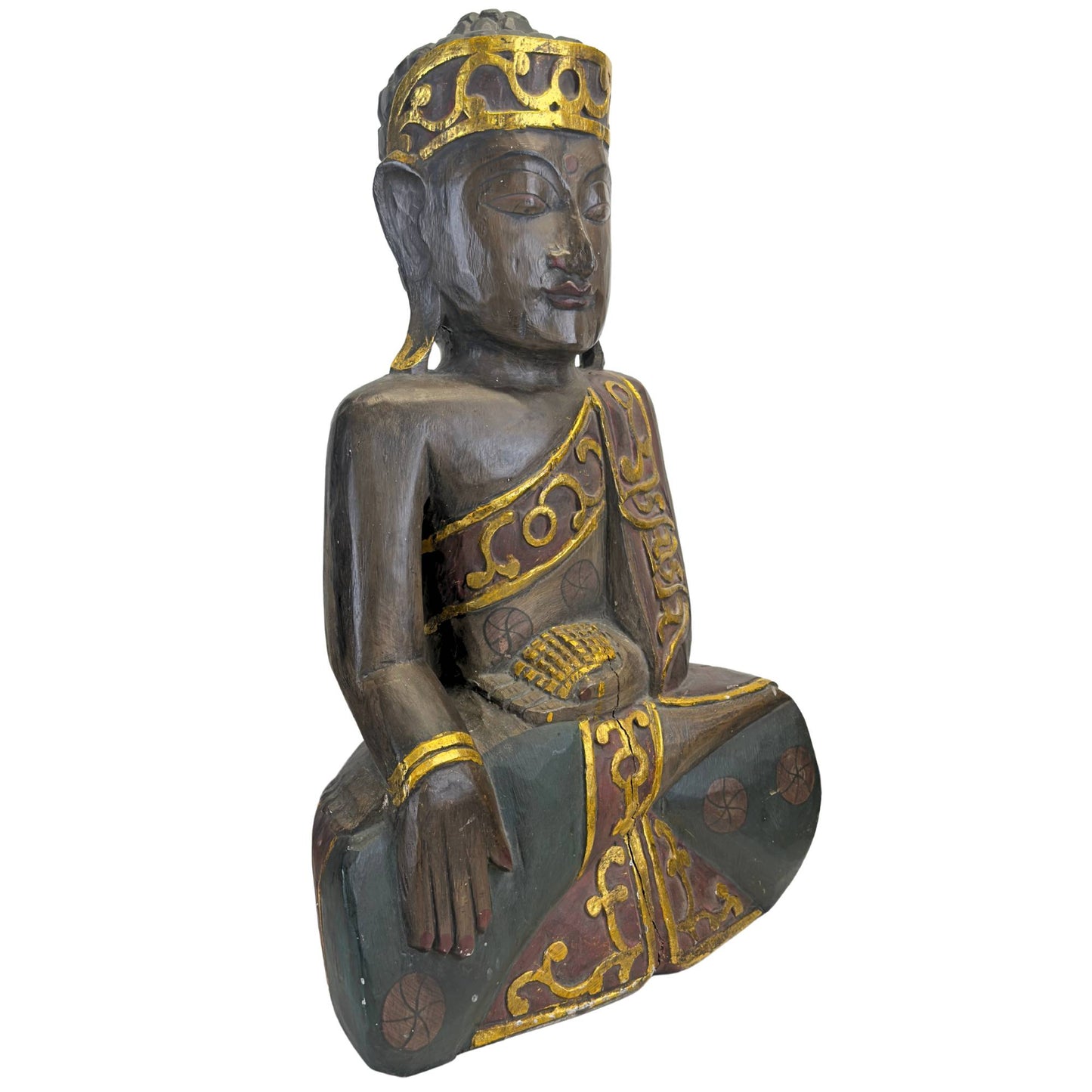 Dreiviertel-Vorderansicht der rechten Seite der 7,1 kg schweren Buddha-Statue aus Holz, die die Dicke des monolithischen Hartholzes zeigt.