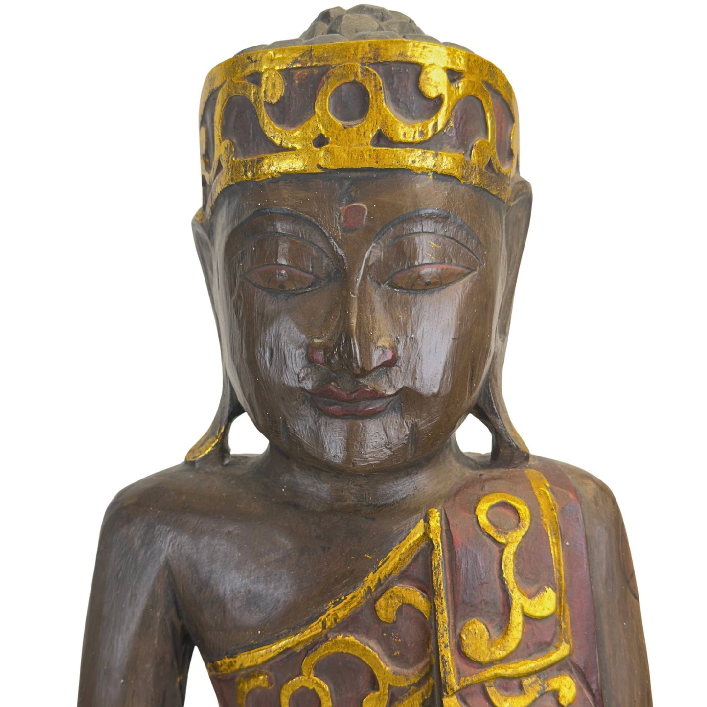 Nahaufnahme des Gesichts des Jina-Buddha mit gesenktem Blick, der goldenen Mukuta-Krone und den typischen indonesischen Gesichtszügen.