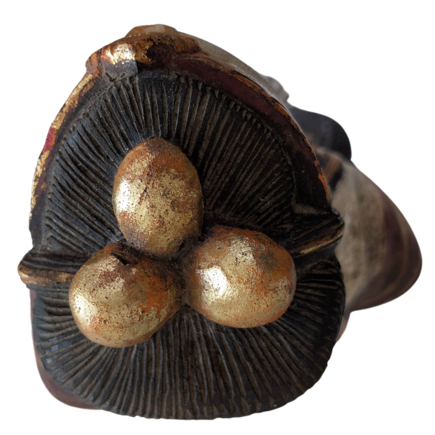 Nahaufnahme des originalen Blattgolds auf den Gewändern des Gottes Lu, ein Symbol für Reichtum.