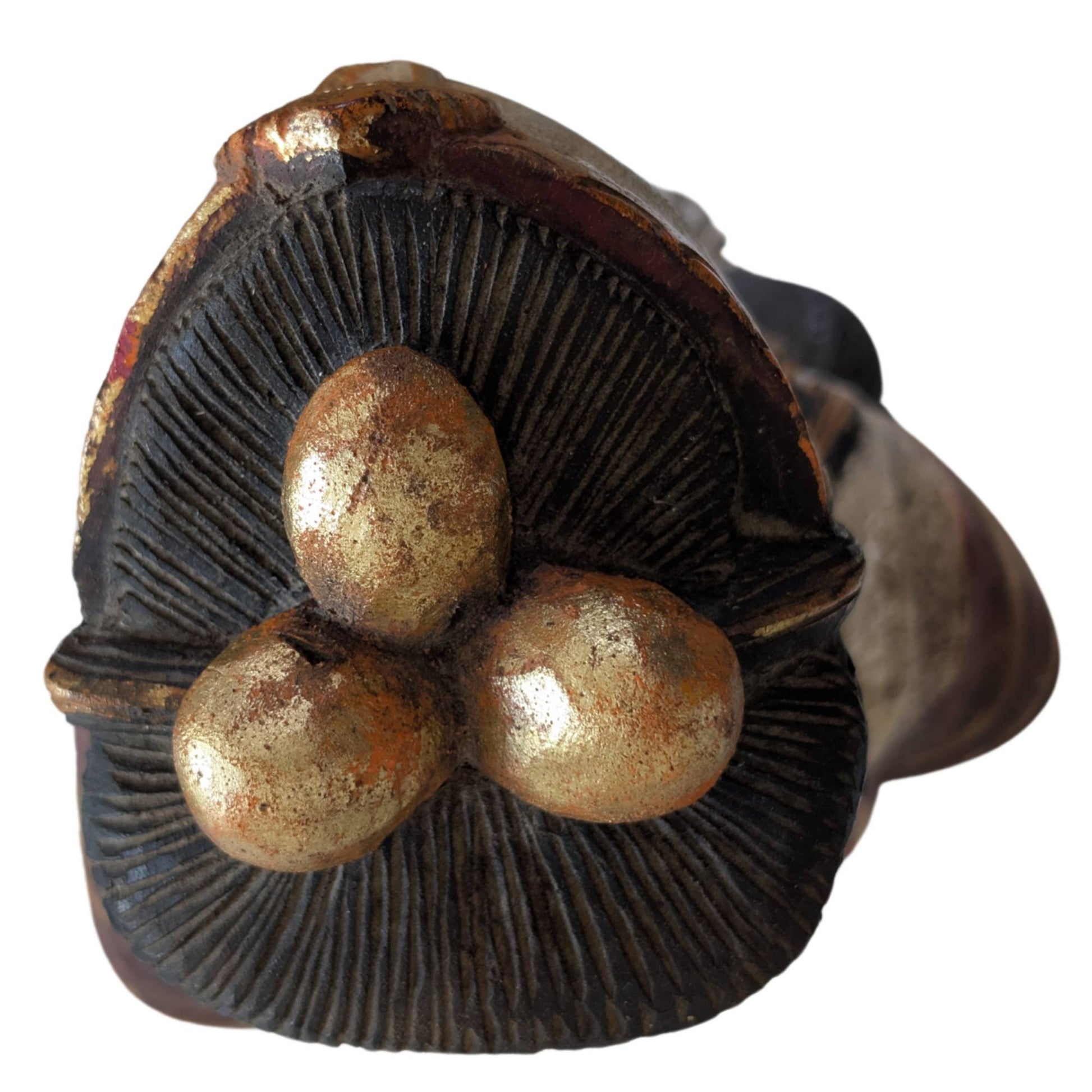 Nahaufnahme des originalen Blattgolds auf den Gewändern des Gottes Lu, ein Symbol für Reichtum.