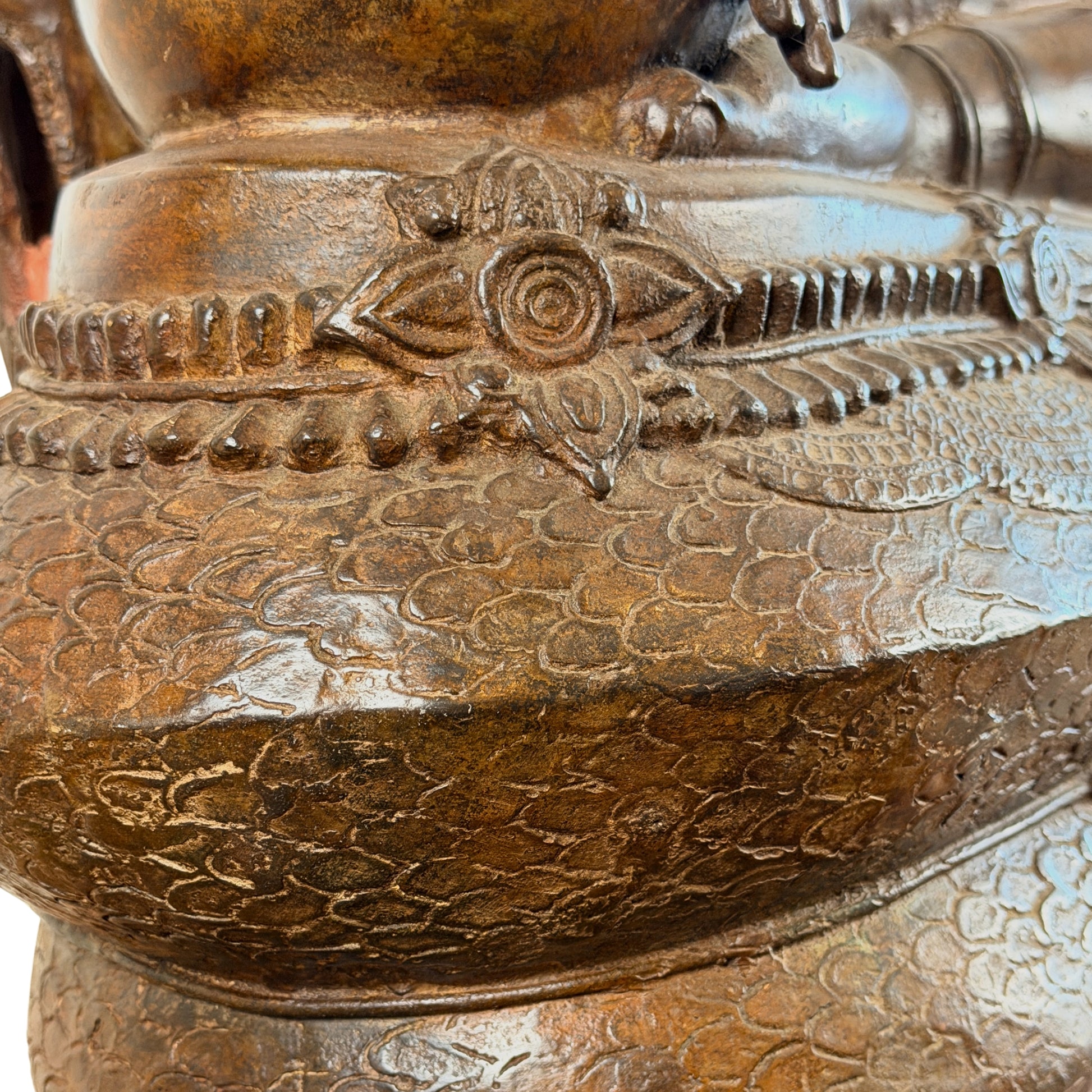Detail der bronzenen Naga-Basis mit ausgearbeiteten Schuppen, Zierbändern und Lotusrosette