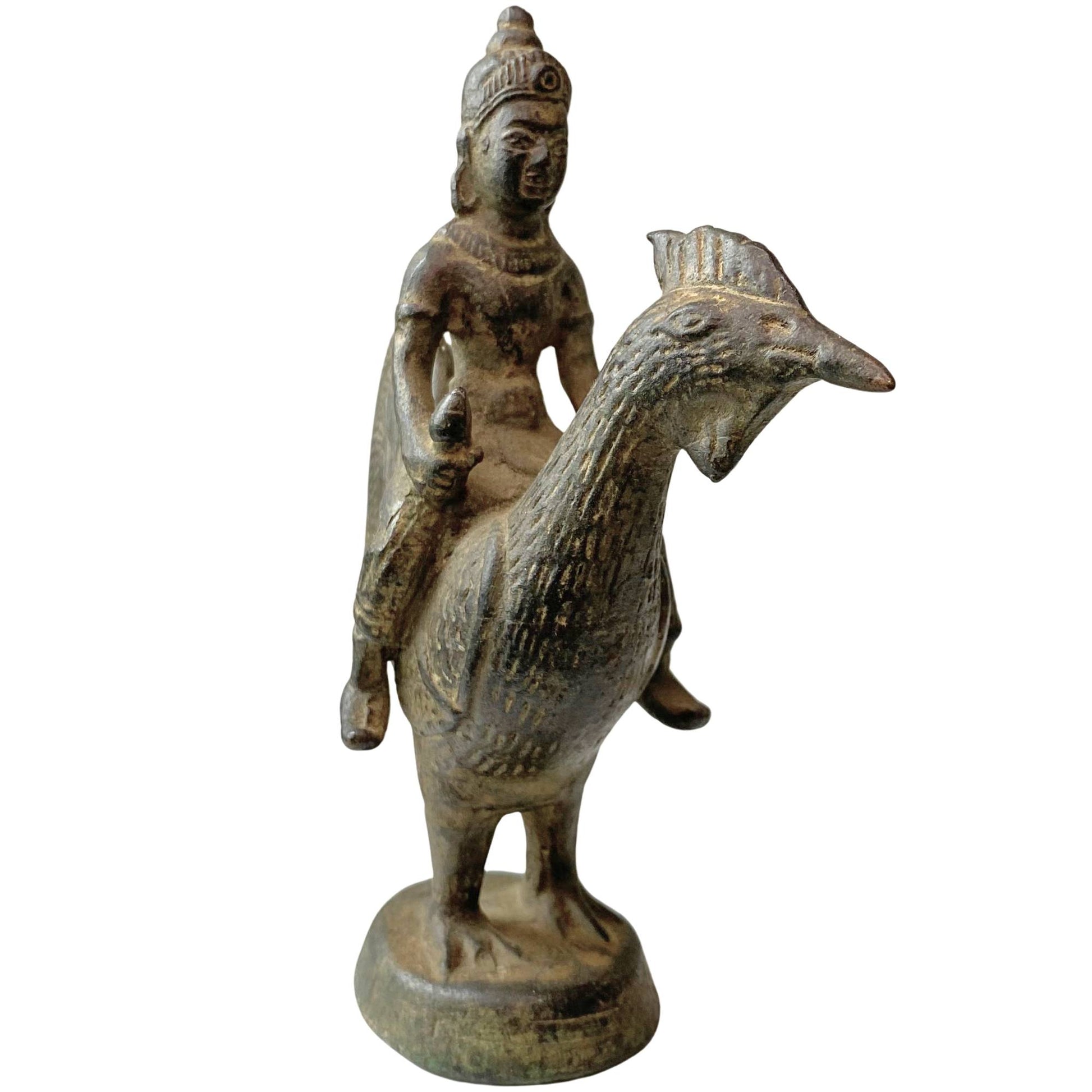 Murugan sitzt auf einem Hahn, einem Symbol des Sieges, in Bronze.