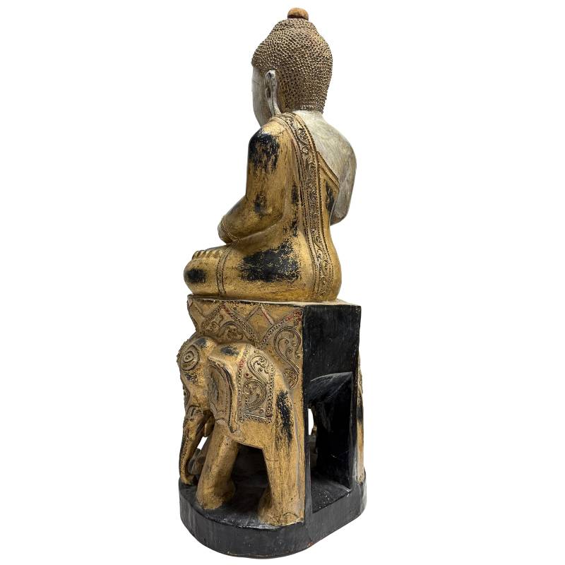 Buddha-Tempel aus Myanmar mit dekorativem Elefantensockel