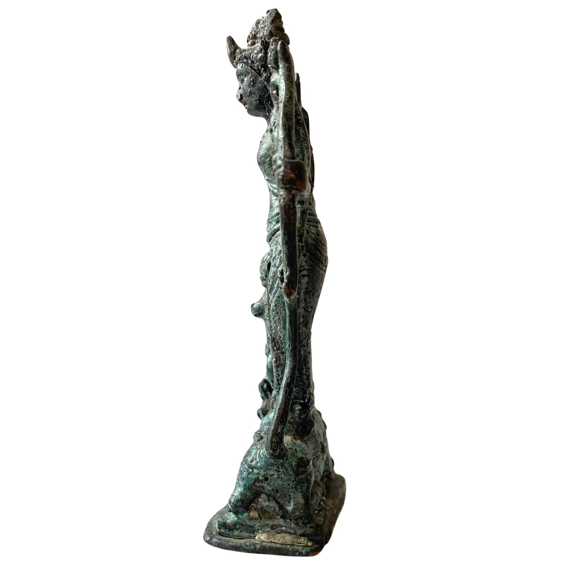 Nahaufnahme der krustigen grünen Malachitablagerung auf der alten Bronze.