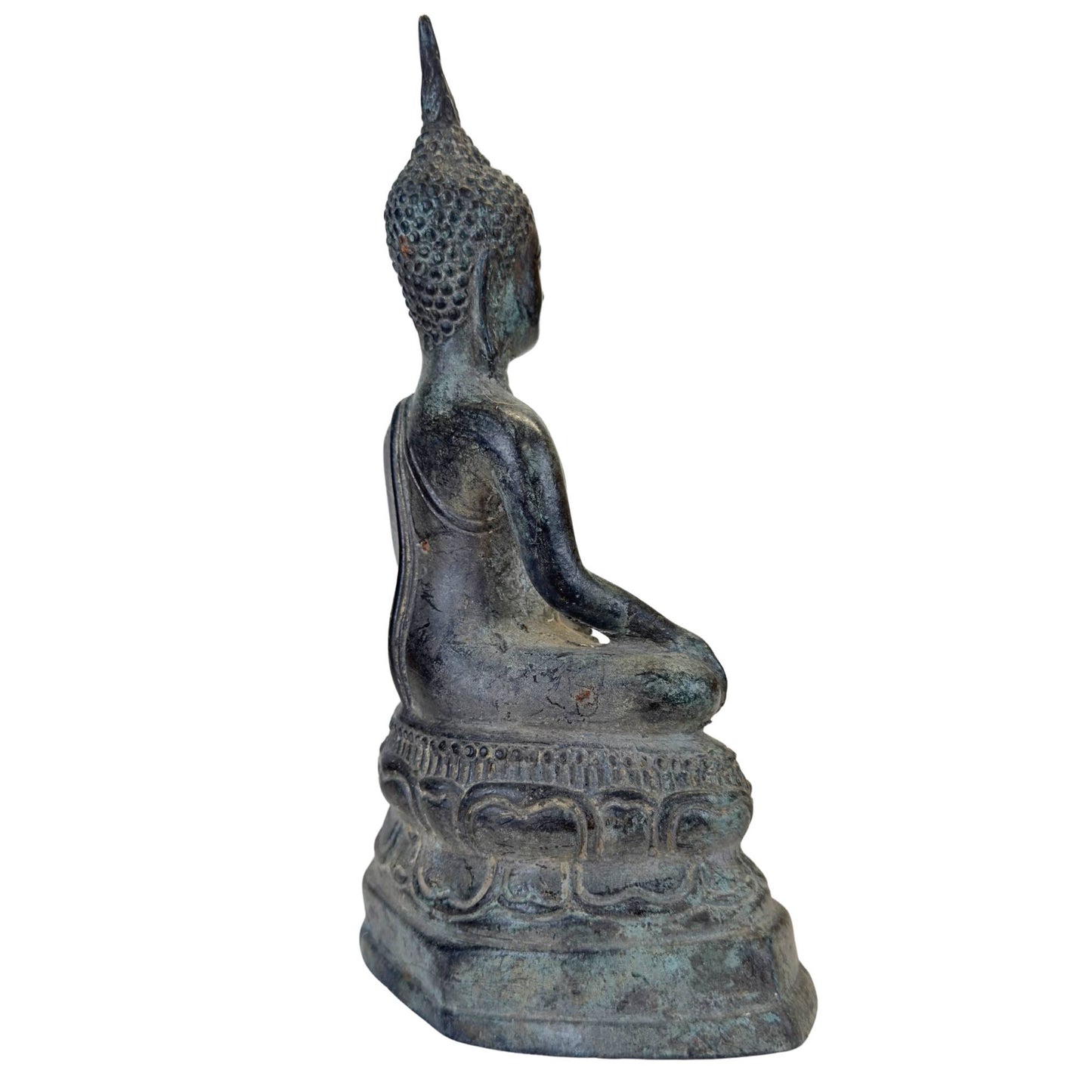 Natürliche malchitische Patina und grüne Oxidation auf antiker Tempelbronze.