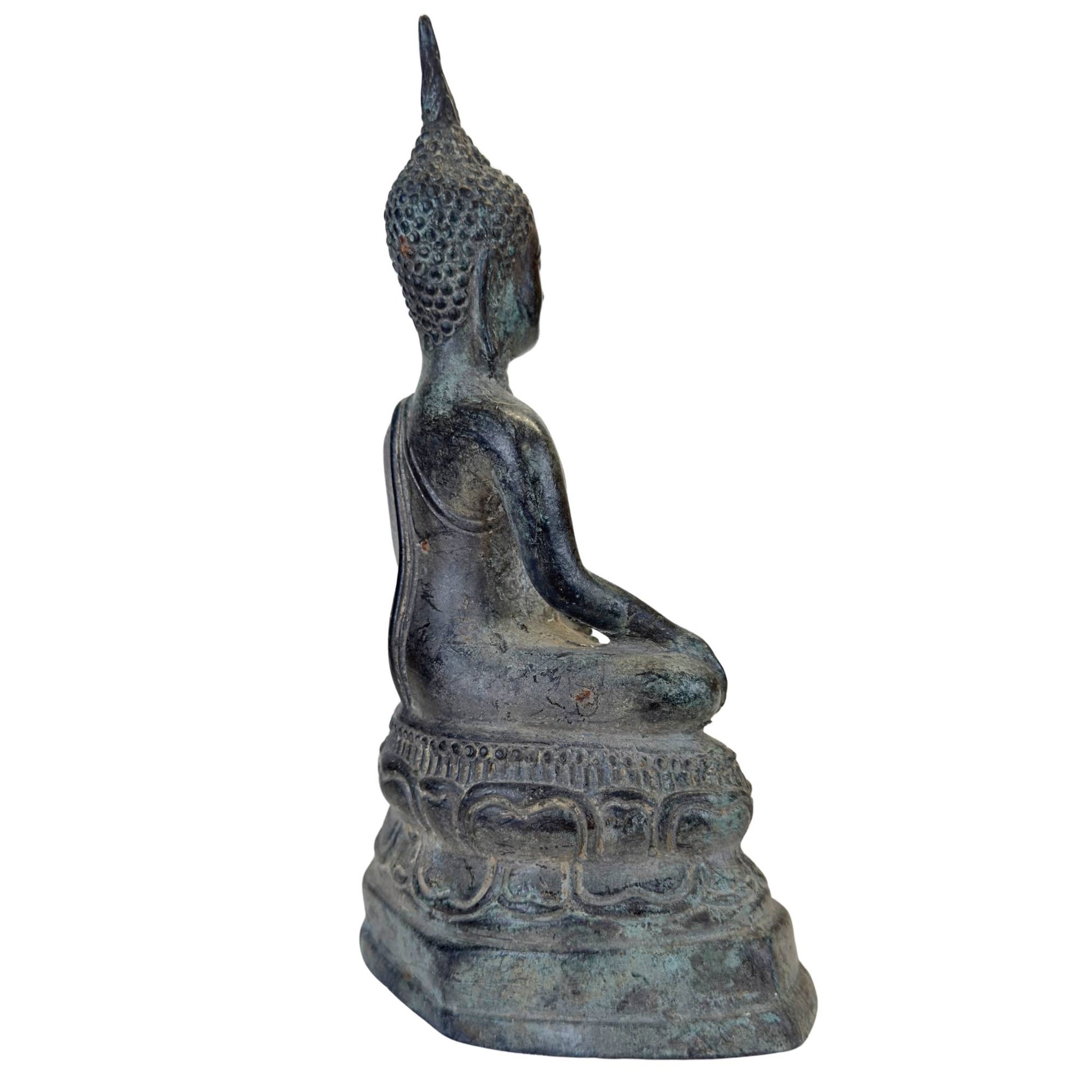 Natürliche malchitische Patina und grüne Oxidation auf antiker Tempelbronze.