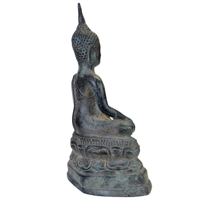 Natürliche malachitische Patina und grüne Oxidation auf antikem Tempelbronze.