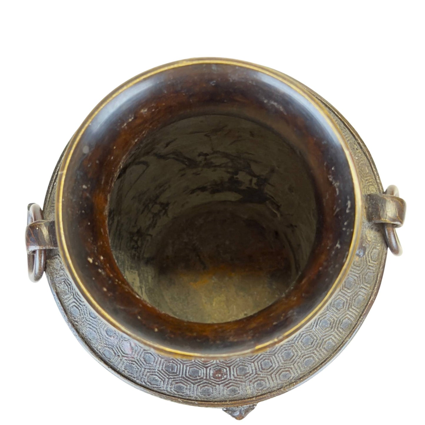 Makroaufnahme der authentischen Oxidation auf dem japanischen Kupfersockel.