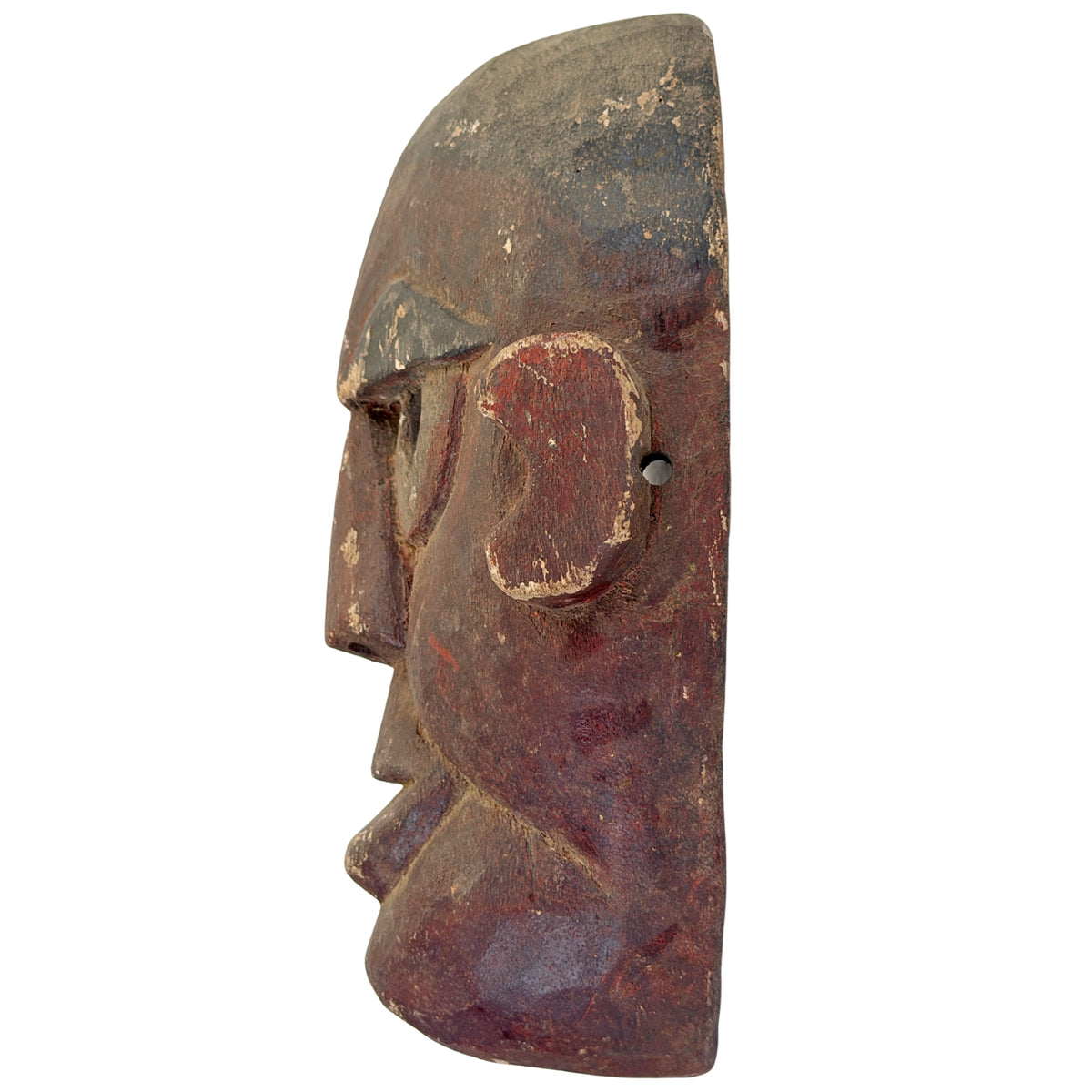 Rechte Seitenansicht der nepalesischen Holzmaske mit rotem Pigment und geschnitztem Ohr