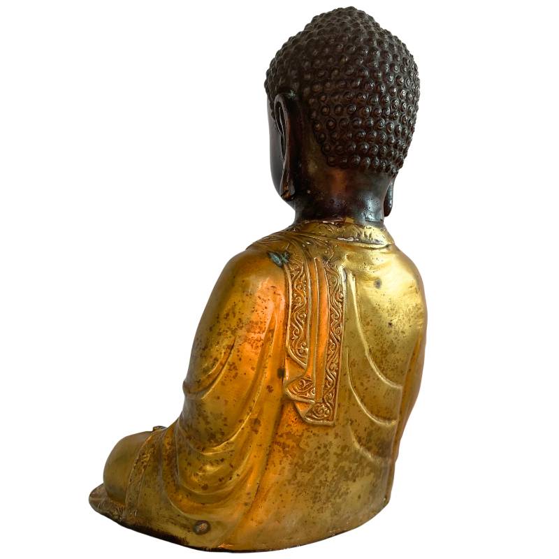 Bronzebuddha aus Nepal mit Stupa in der Hand und Patina in Meditationshaltung
