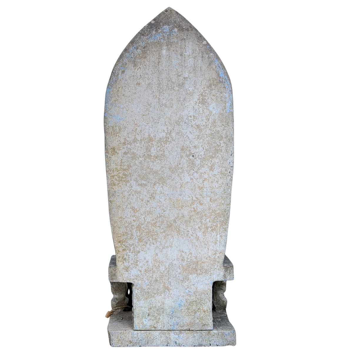 Detail van de zwaar gebeeldhouwde stenen basis