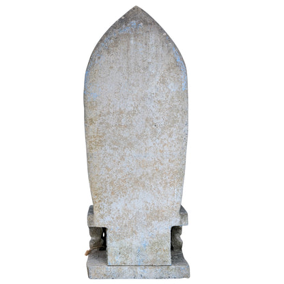 Detail van de zwaar gebeeldhouwde stenen basis