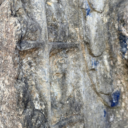 Detail van blauwe pigmentresten in oude uitsparingen