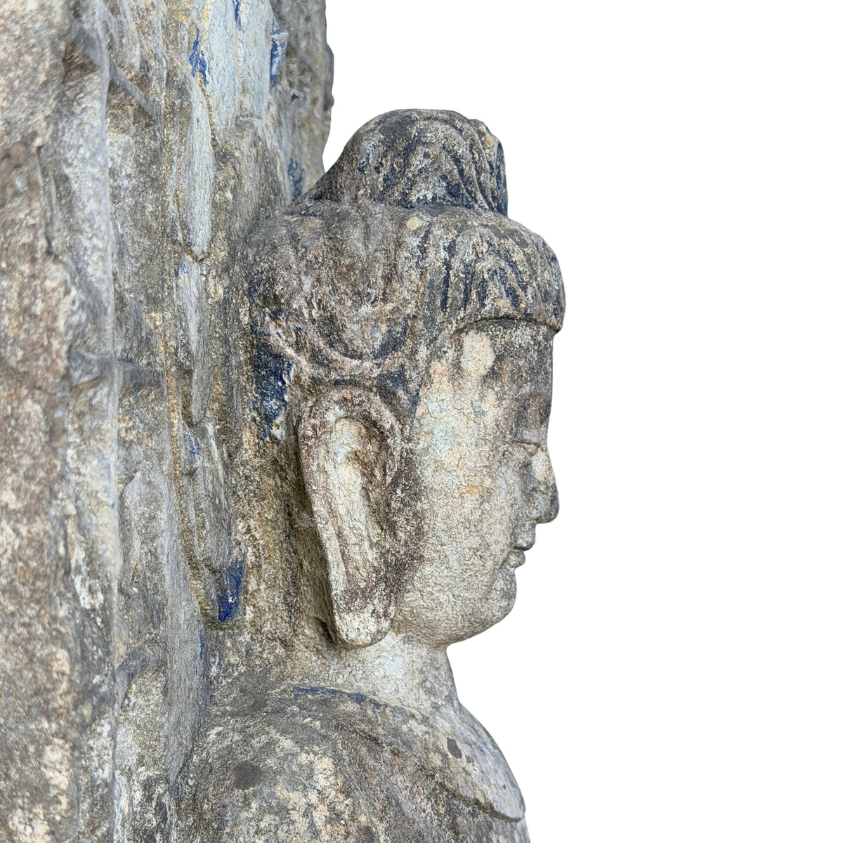 Detail van diep uitgehakte nissen met kleine Boeddhafiguren