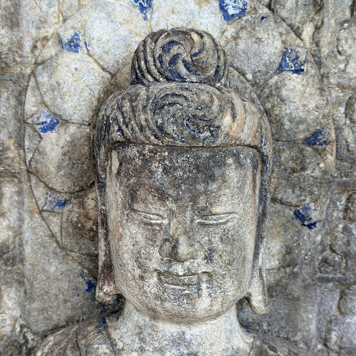 Detail van de centrale zittende Boeddha in de Himalaya-stele