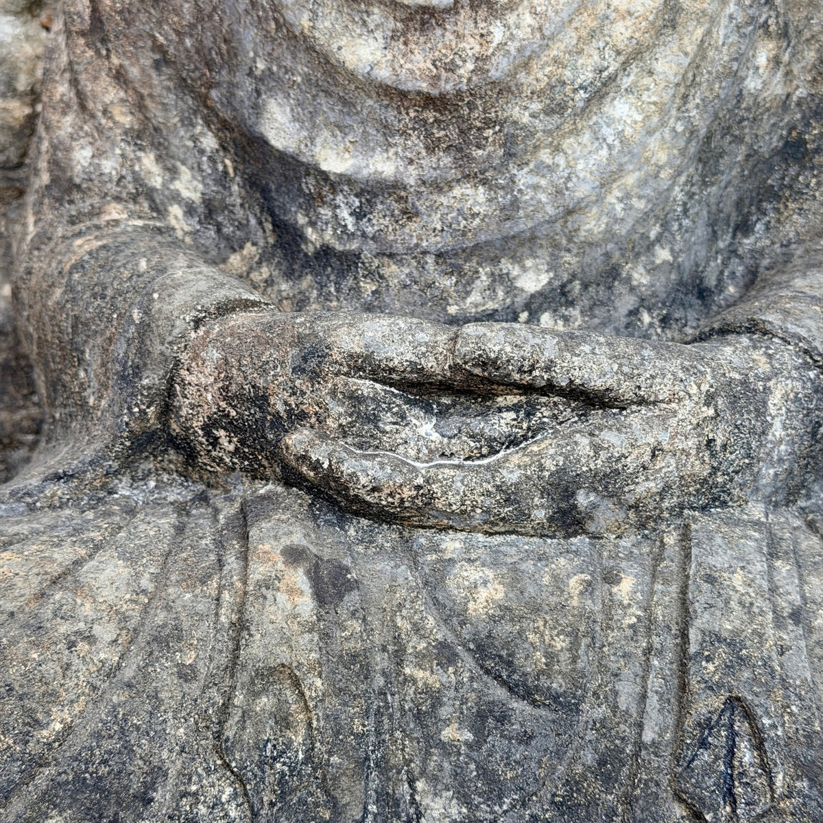 Detail van oude polychromieresten op de kalkstenen stele