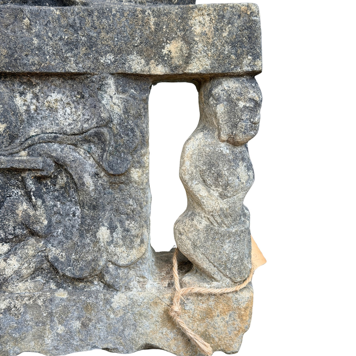 Linker zijaanzicht van de monumentale Nepalese stenen stele