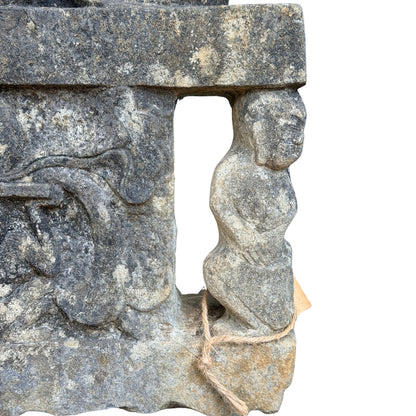 Linker zijaanzicht van de monumentale Nepalese stenen stele