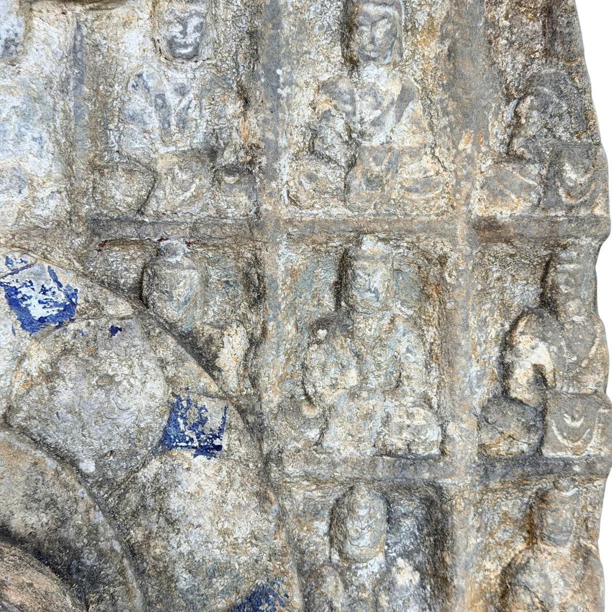 Detail van meerdere kleine Boeddhafiguren in nissen