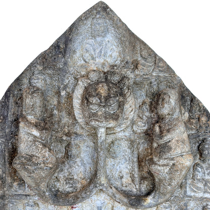 Detail van het bovenste tempelreliëf met beschermende figuren