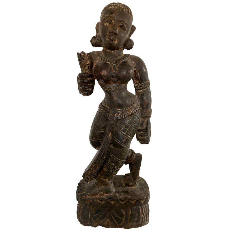 Holzstatue der Lakshmi aus Nepal im Newar-Stil, massiv geschnitzt mit Resten von Polychromie und in stehender Pose.