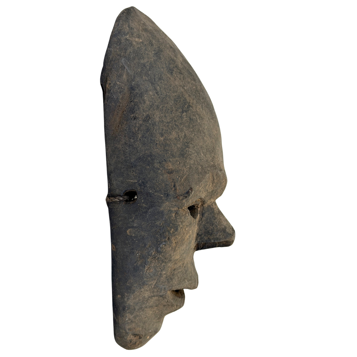 Linkes Profil der nepalesischen Holz-Schamanenmaske mit kräftiger Nase und altem Randloch