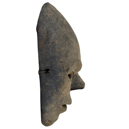 Linkes Profil der nepalesischen Holz-Schamanenmaske mit kräftiger Nase und altem Randloch