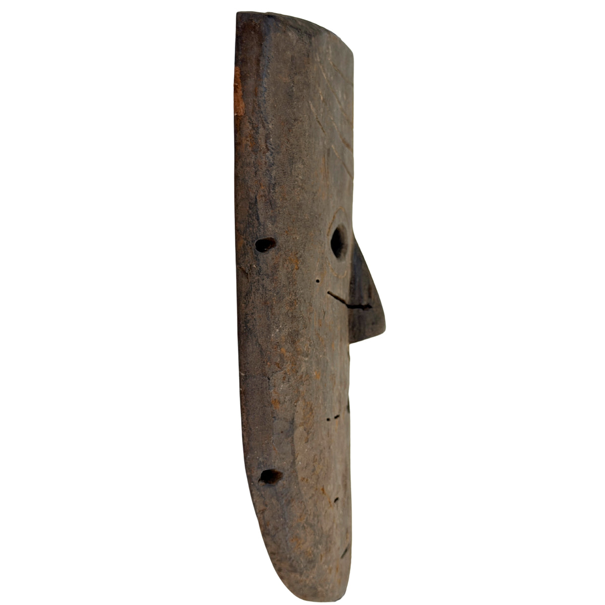 Linkes Profil der nepalesischen Holzmaske mit vorspringender Nase und Randbohrungen