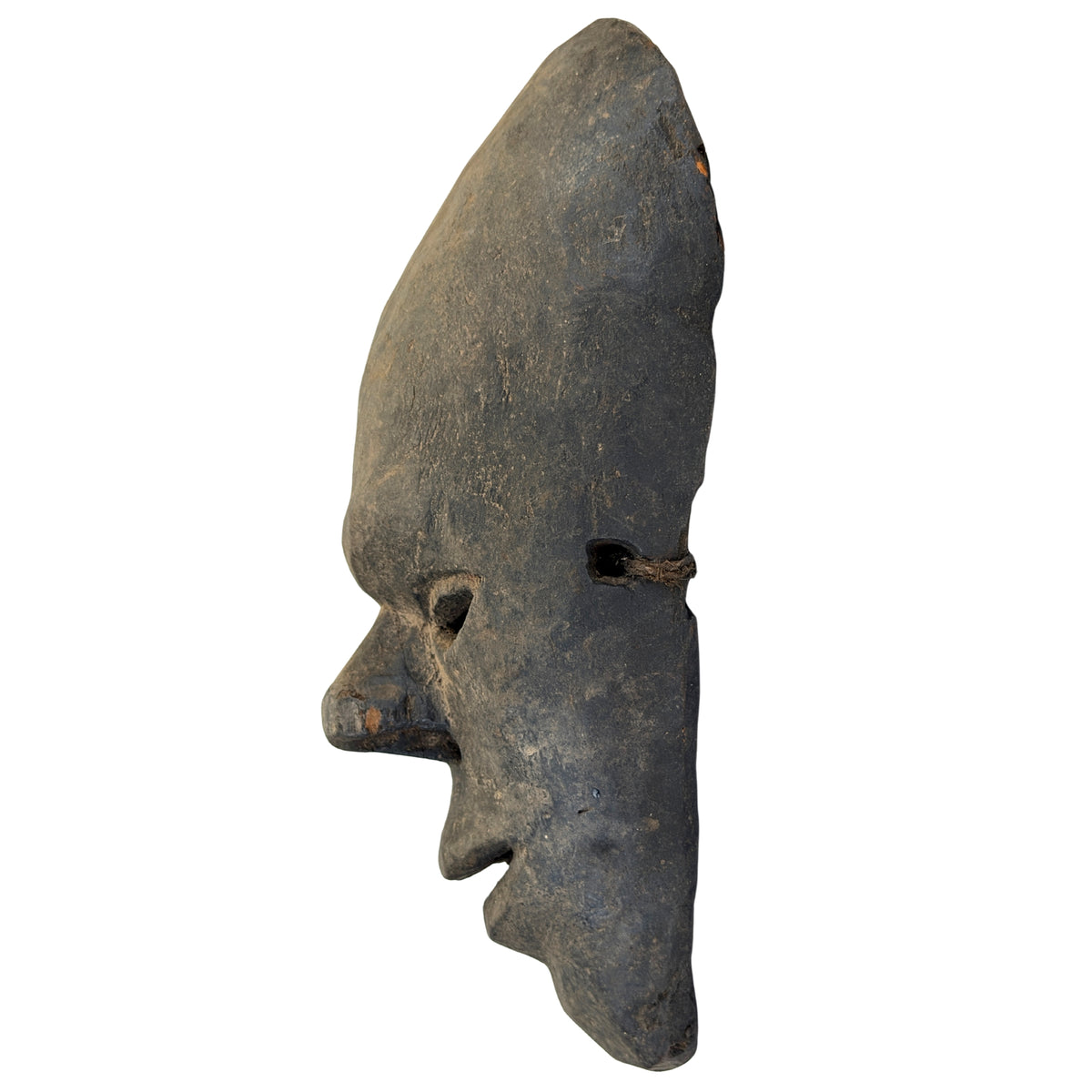 Rechtes Profil der nepalesischen Holz-Schamanenmaske mit hoher Stirn und dunkler Patina