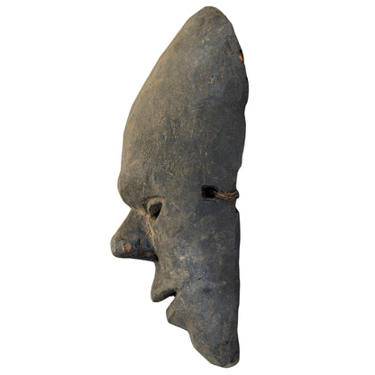 Rechtes Profil der nepalesischen Holz-Schamanenmaske mit hoher Stirn und dunkler Patina