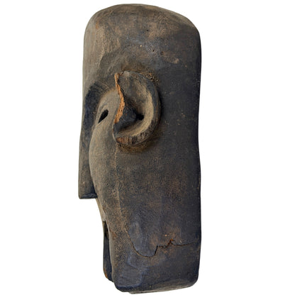 Linke Seitenansicht der nepalesischen Holz-Schamanenmaske mit geschnitztem Ohr