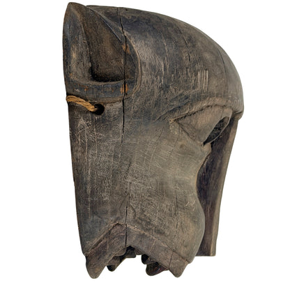 Linke Seitenansicht der nepalesischen Holzmaske mit Ohr und altem Tragseil