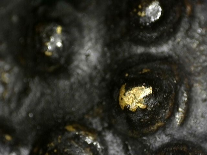 Nepalesischer Buddha‑Kopf aus Bronze mit Feuervergoldung, authentisches vorindustrielles Andachtsobjekt