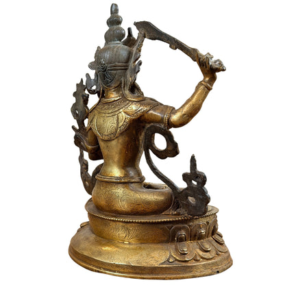 Manjushri schräg von hinten mit Haarknoten, Schulterverzierung und Schwertarm