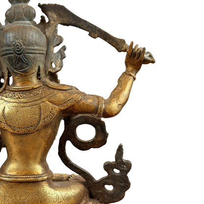 Rechte Rückseite von Manjushri mit erhobenem Schwertarm und Schulterverzierung