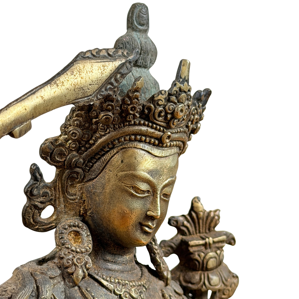 Schräge Ansicht von Manjushris Gesicht, Krone und Buch auf dem Lotus