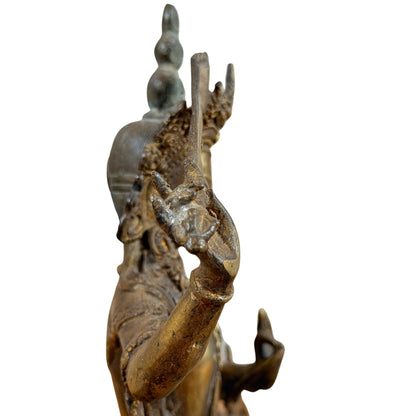 Manjushri im Profil mit Krone, Ohrgehänge und erhobenem Arm