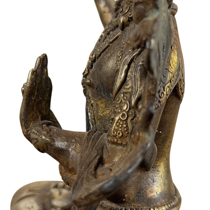 Seitenansicht von Manjushris Brust, Handgeste und Perlenschmuck