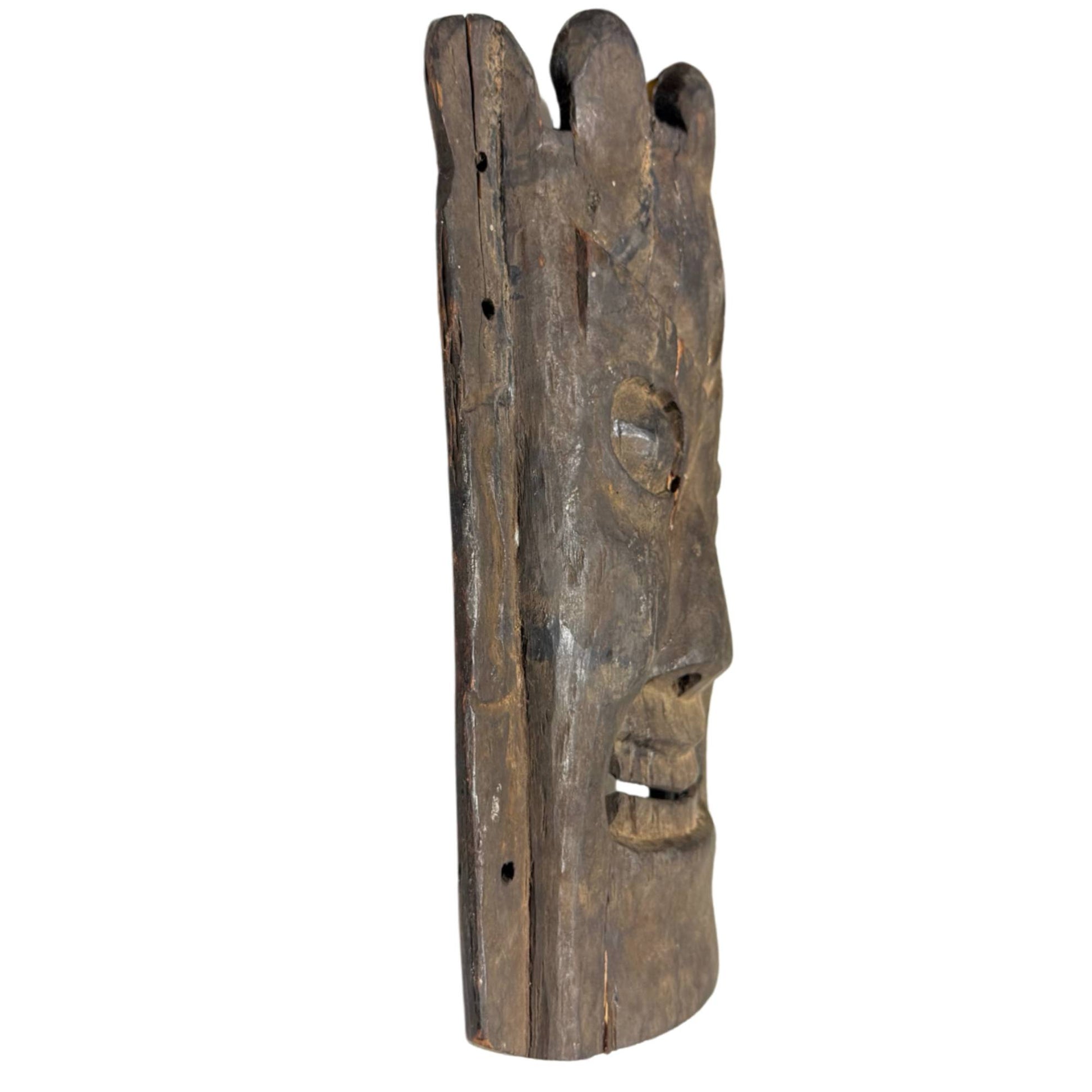 Nepalesische Ritualmaske aus Holz, antikes spirituelles Objekt mit verwitterter Oberfläche und tiefer Alterspatina