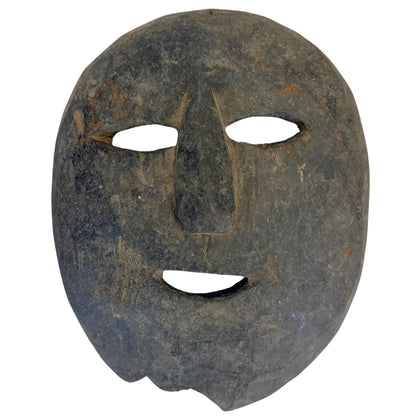 Nepalesische Schamanenmaske aus dem Himalaya, Frontalansicht mit ovalen Augen und breiter Nase
