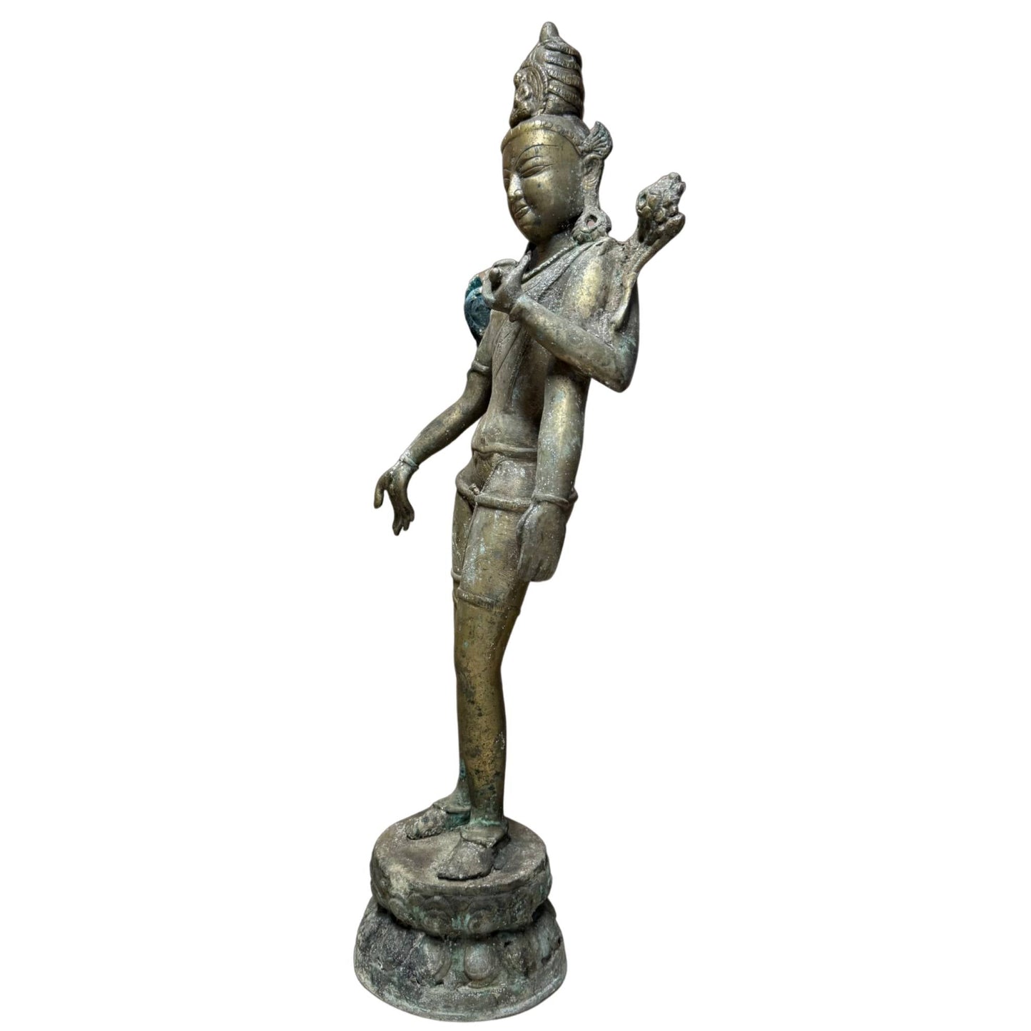 Nepalesischer vierarmiger Avalokiteshvara aus feuervergoldeter Bronze, 17. Jahrhundert – Dreiviertelansicht rechts