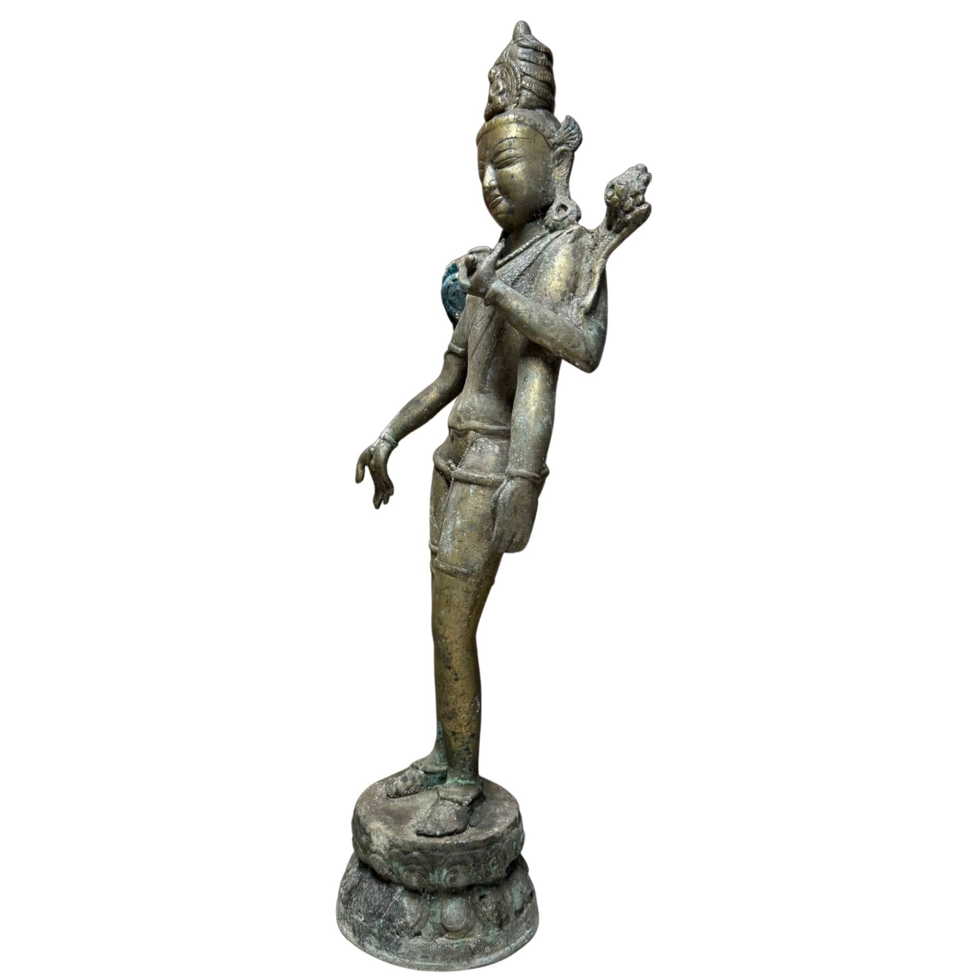 Nepalesischer vierarmiger Avalokiteshvara aus feuervergoldeter Bronze, 17. Jahrhundert – Dreiviertelansicht rechts