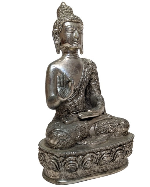 Nepalesischer Buddha aus silberfarbener Kupferlegierung, Abhaya-Mudra